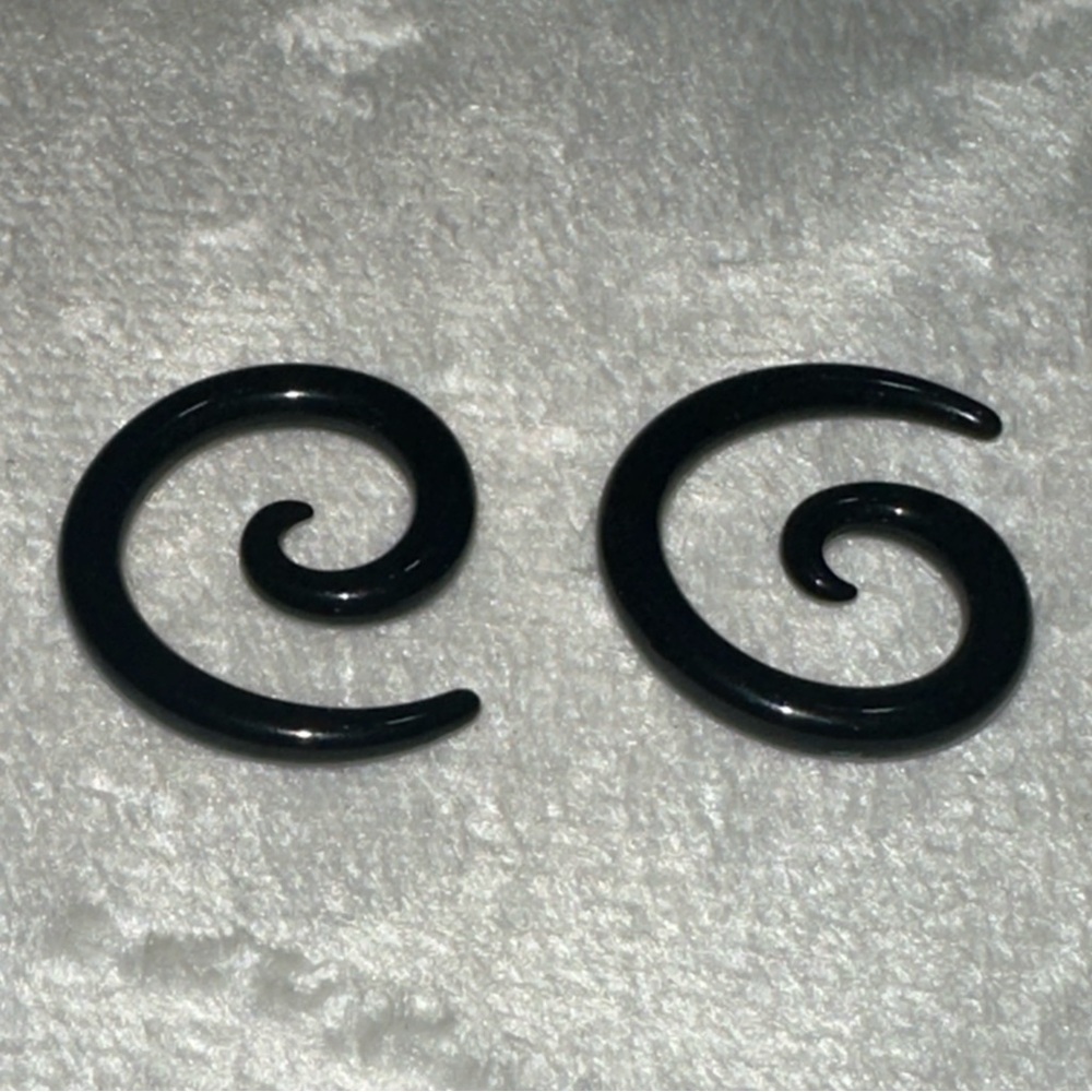 New pair 4 mm Ear Stretchers piercings Earrings lobes never worn